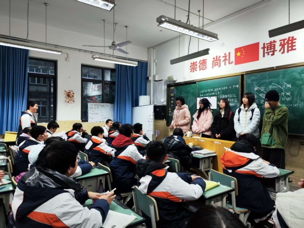 ��ɽһ�У���Уѧ��Я�ι麽����ѧ���Ի�������