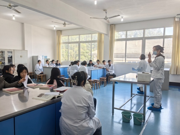 ��ɽ�м�������ְҵ���и��������Գ��˾�ϸ�����鹫����˳����չ