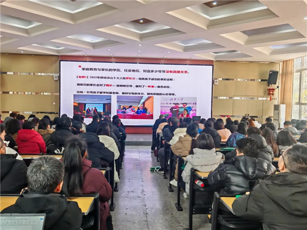 真诚对话 教育共谋 铁中红旗校区召开八年级家长会