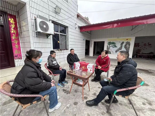 ���μ�УЭͬ���˸��������ʵ�⿪չ��ů���ҷá��