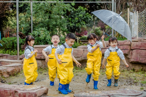 ��ɽ��ʵ���׶�԰��ѧ����ʱ����ȡ��ġ���ѧ���ա�����һ��ɭ��������