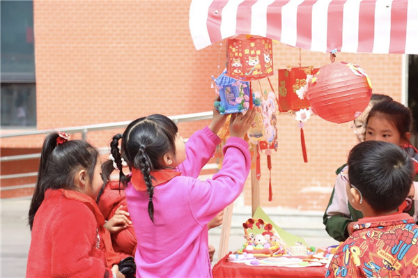 �����ơ��µ��ա�����Բ���½�������·ѧУѧ�ӻ�ϲ��Ԫ��