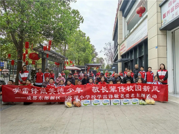 ������Сѧѧ��ѧ�׷����������꣬��������У԰�·�