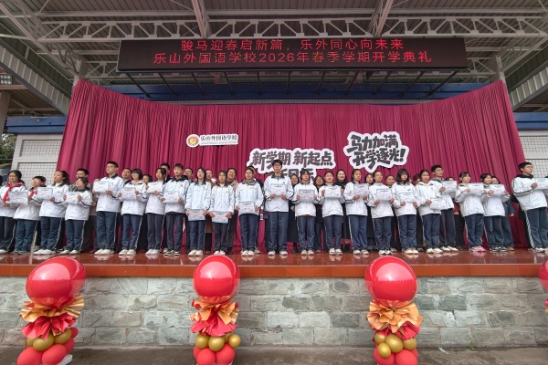 һ˲ǧ�澪�޴��գ�����������ȼ��У԰ ��ɽ�����ѧУ��ѧ������ܻع�