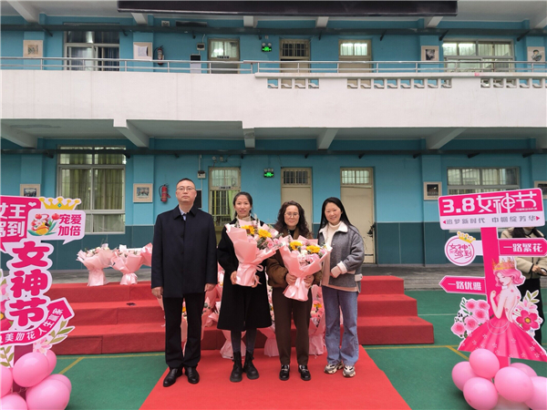 ������������Сѧ����ů���˽� ������У԰