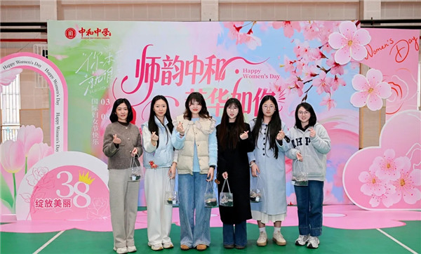中和中学以鲜花致敬热爱，女教职工以手作传递温暖
