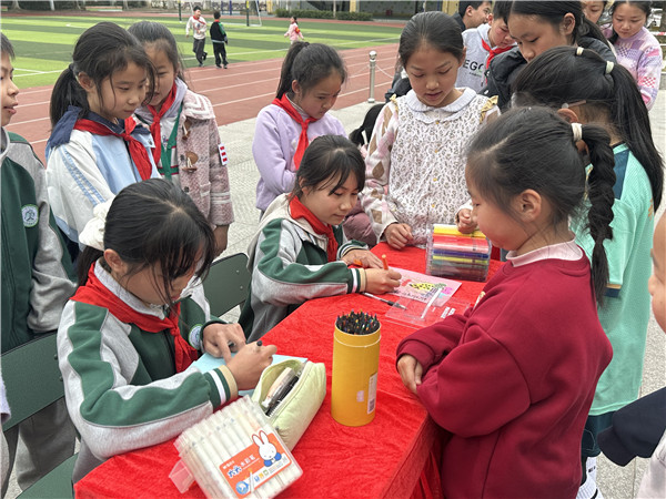 ����ů���£�����Сѧѧ������׷���桱����