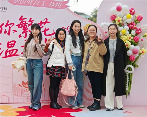 ���˸�Ů�ڣ��ɶ�ʮ�����¾�����������