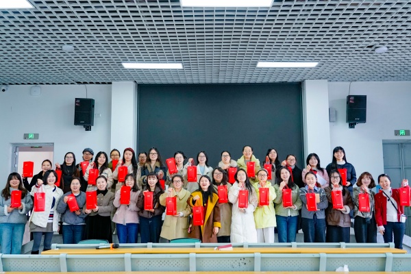 ��ů�����ˡ��� �¾����������� ��ɽ�м�������ְҵ���п�չ���˸�Ů��ο�ʻ