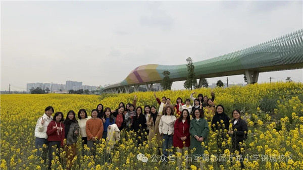 ʯ����Ϭ��·Сѧ����У��Ů��ʦϲӭ���˸�Ů�ڣ�����������ʱ��