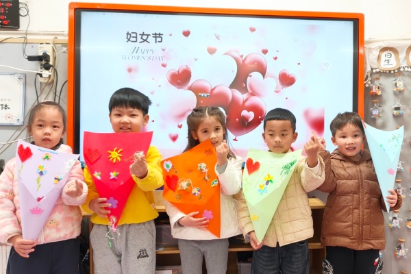 ���޶�һ�޶��ġ���������ɽ��ʵ���׶�԰��չ��Ů������