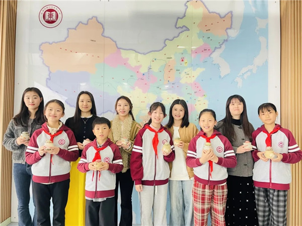 贺卡、多肉……东华小学学子把爱意藏进手工作品里