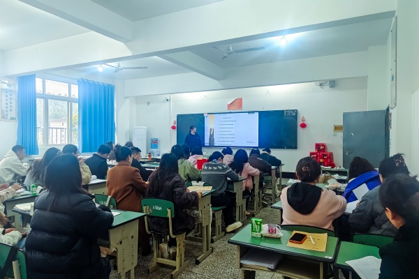 �ڹ�������˼��ʾ���������� ��ɽ�м�������ְҵ������ҽ����רҵ����չ��ѧ��ʾ���ι�Ħ�