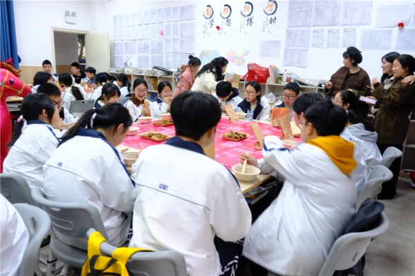 �������ڵ�Ԫ���ڣ���ɽ��ʵ����ѧѧ���ڽ�������Բ