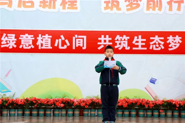 ����ֲ�ļ䣬ɳ��ԴСѧ�ⳡ������չʾ��۽���������δ����