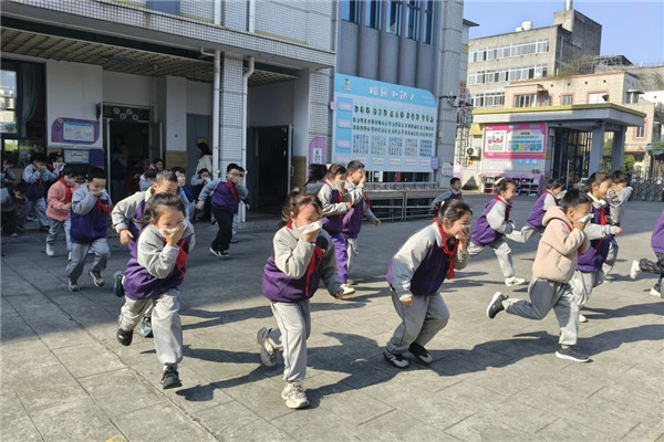 δ����ѣ��˼ҽ�Сѧ����У԰��ȫ������ǽ��