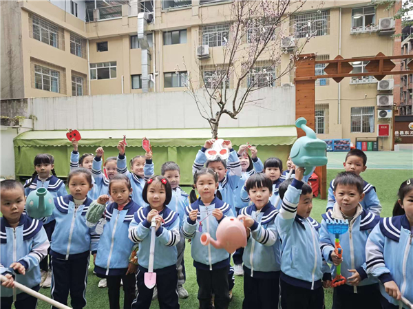 �����ض������׶�԰���޻�������Ա�����ж��ػ�У԰��ɫ