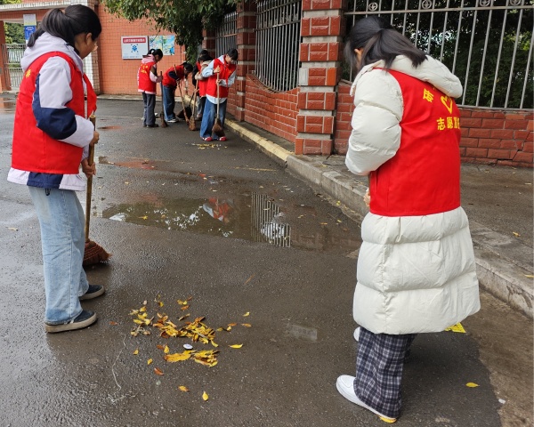 �������г�СѧУ��չѧ�׷������־Ը����