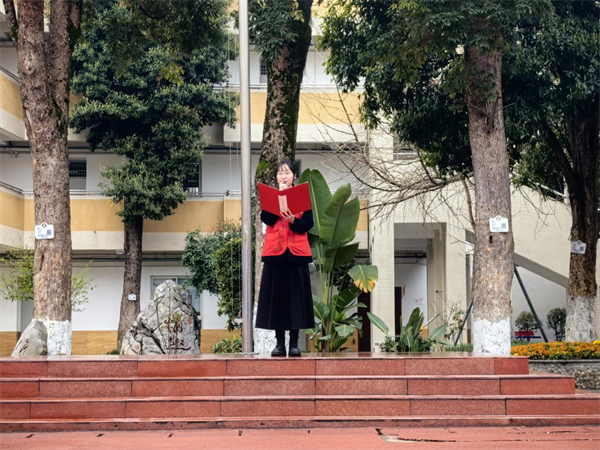 �����µ�˼���Σ������ر���Сѧѧ�Ӽ�ȡ�������ػ�ʢ���л�