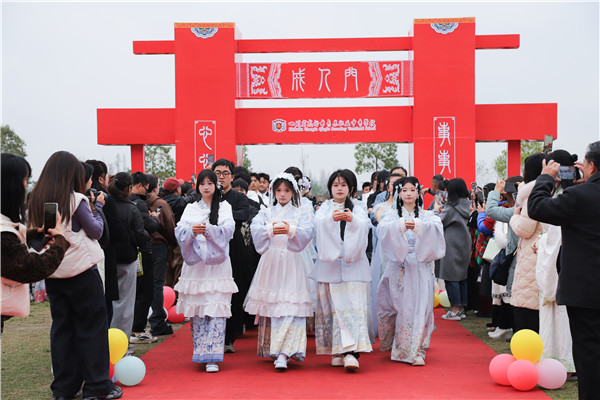 ʮ�˶�־��ʹ��������ְ��ѧ���ഺ�������³�