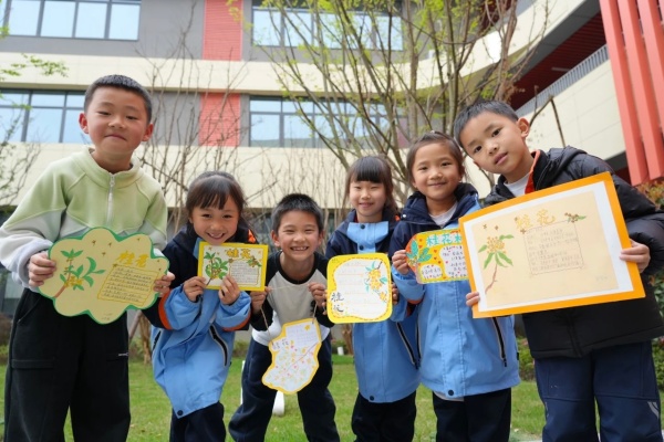 �½��������ʵ��СѧУ��չֲ����ϵ�л