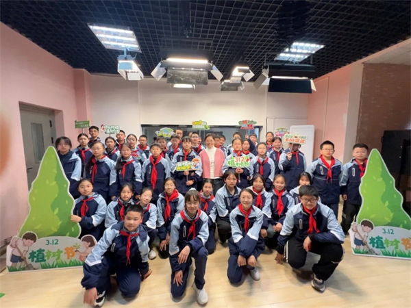 �ػ���Ȼ��ӵ����ɫ���ɶ������¿�ѧУѧ�Ӻ�ֲ��̬��ɫ