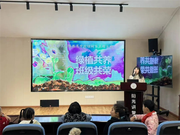 天府特校学子以劳育心,让绿意浸润校园