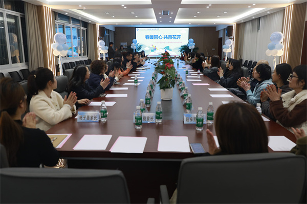 ��ůͬ�� �������� ʲ���������ѧ�ٰ�2026�괺���ҳ�ѧУ��̸��