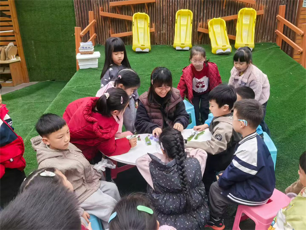 正“植”春耕绿意浓,温江区实验幼儿园萌娃播种希望