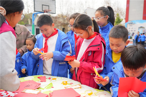 ����ͼ���岨Сѧ�ļ��¿����Ǵ��췢��ͯ��ġ����뺯��