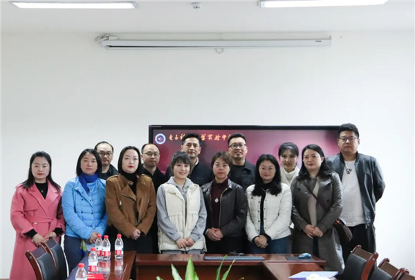 �԰�Ϊ��ɫ���ƴ�ʵ��Я�ּҳ�����ͬ��Բ