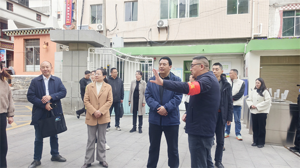 �������˴�̿�����ί����ίԱ���ɴ����һ������С��������Сѧ����