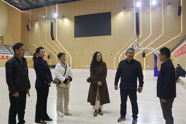 У�غ���չ���գ��ɶ����ӾƵ����ѧԺ�쵼�����˱���ѧ��B����������