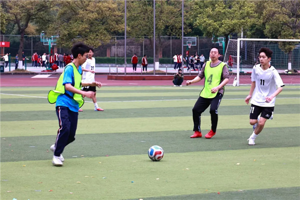 �ɶ��ڳ�ʵ��ѧУ��23�촺�������˶���˳����Ļ