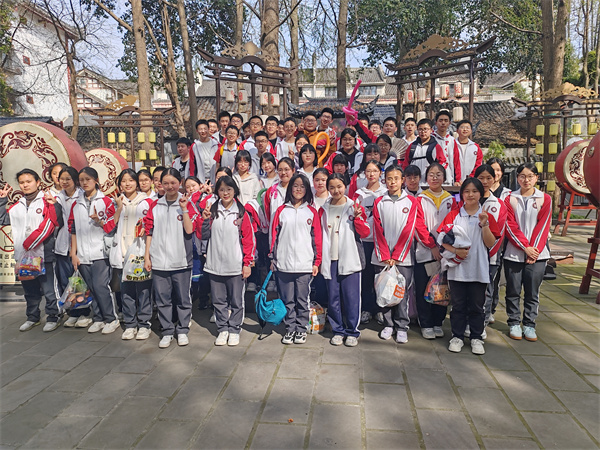 ������ѧʵ��ѧУ���ഺѰ����أ�ʫ������½����