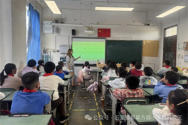 �����衢�����֣�ʯ����Ϭ��·Сѧ����У��Ϊѧ�����ΰ�ȫ����ǽ