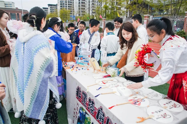 ��д��ǧ�껨�¡����ɶ�����ī����Ժ��ѧ�������á������ڴ��ջ�����